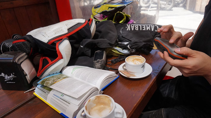 Routenplanung und Cappuchino