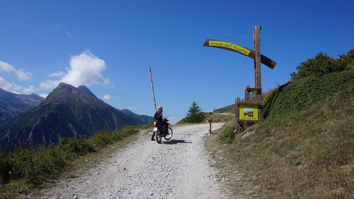 Einfahrt zur Assietta Kammstrasse