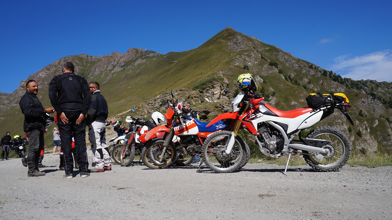 Italienische Motorradfahrer mit alten Hondas und Yamahas